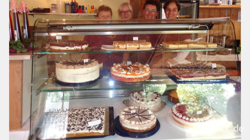 Ein reichhaltiges Kuchenbuffet macht Appetit Bild: amö