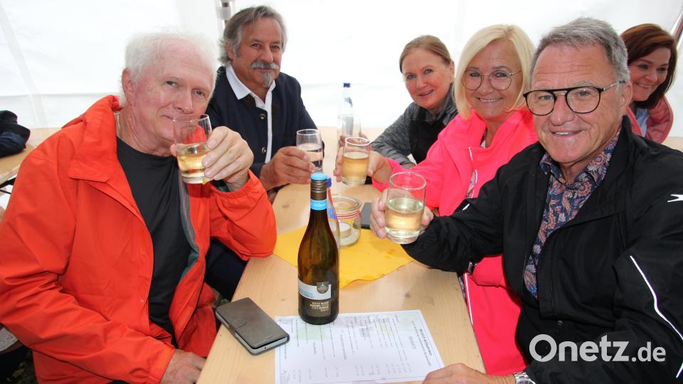 Auch Ex-Bundestagsabgeordneter Reiner Meier (rechts) genoss zusammen mit seiner Frau Uli und Freunden das Wondreber Weinfest. Bild: kro