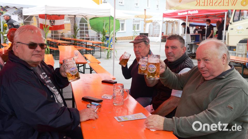 Die Herren-Reisegruppe aus Hessen gehört zu den treuen Stammgästen von Multi-Kulti- und dem Bürgerfest. Sie haben den Termin für das nächste Jahr schon im Kalender stehen. Bild: bey