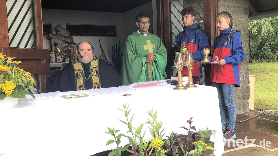Den Gottesdienst an der Kapelle &quot;Maria Frieden&quot; zelebrierten Paster Lukas und der Seelsorger der Pfarreiengemeinschaft Fuchsmühl-Friedenfels, Vinzentinerpater Joseph (von links). Die Ministranten stellte die Bergwacht, die am Vorplatz ihr traditionelles Fest feierte. Bild: wro