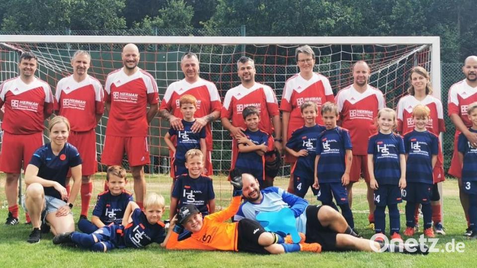 Für die künftigen F-Jugendspieler der DJK Irchenrieth gab es zum Abschied aus der Bambinimannschaft ein Gaudispiel gegen die Eltern, das der Nachwuchs mit 6:5 Toren gewann. Bild: grm