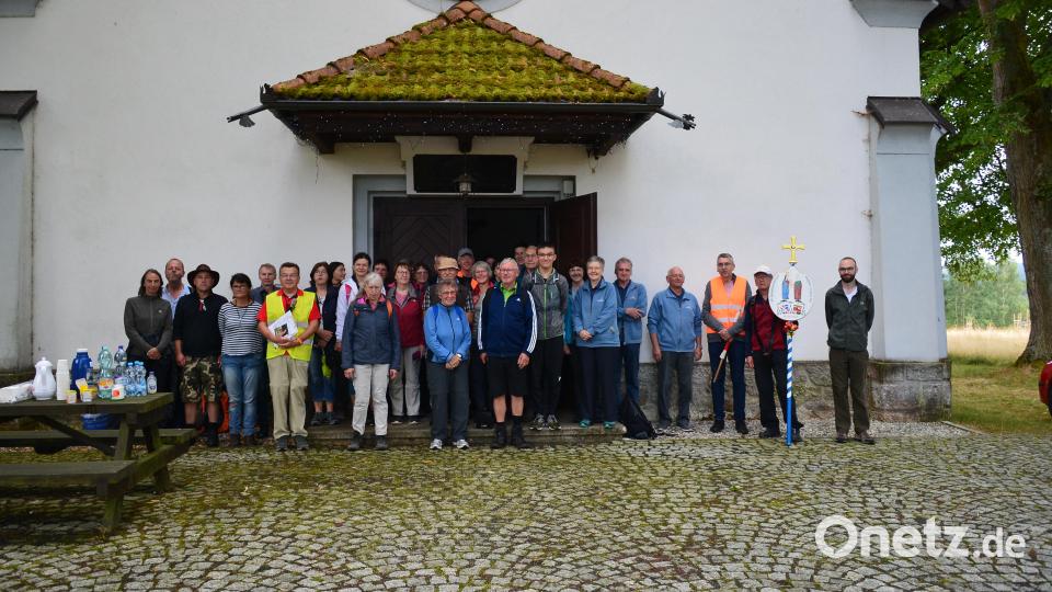 Auch in diesem Jahr machten sich wieder rund 40 Pilgerinnen und Pilger zu Fuß auf die 14 Kilometer lange Strecke vom Grenzübergang bei Mähring zum Annaberg bei Plan. Im Bild die Fußpilger bei der Frühstückspause in Broumov. Bild: Reinhard Legat/exb