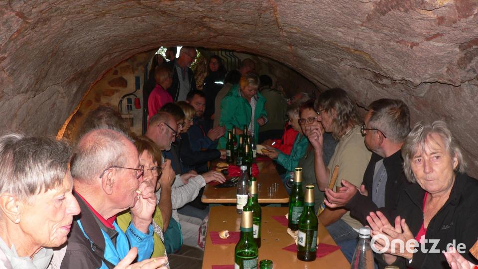 Dicht gedrängt sitzt das Publikum im Bierkeller und lauscht der Musik von Marion Weißmeyer und Thorsten Horn. Bild: mh