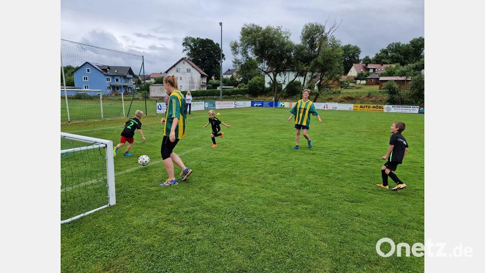 Mütter wie Kinder kämpften um jeden Ball Bild: hme