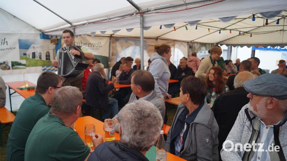 Der Weiherner Musikant Hannes Reis zieht mit seiner Quetschn von Tisch zu Tisch und erfüllt jeden Musikwunsch. Bild: slh