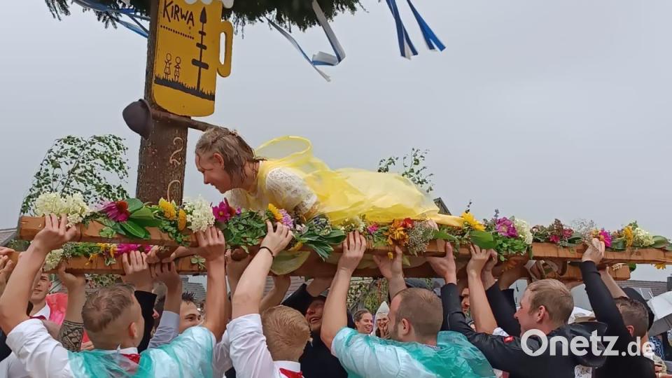 Oberkirwamoidl Emelie Kunert aus Erkelsdorf streckt sich mächtig in Richtung Kirwa-Insignien. Bild: lei
