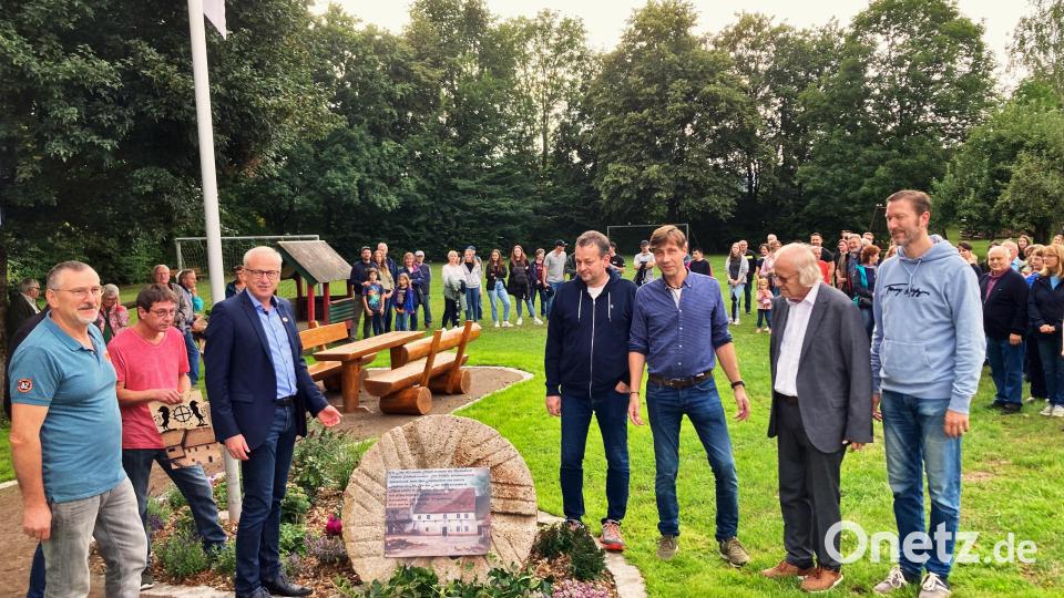 Die Irlbacher sind stolz auf ihren neu gestalteten Spielplatz nebst Fahne und Gedenkstein zur Erinnerung an die erstmalige urkundliche Erwähnung im Jahre 1123. Bild: tat