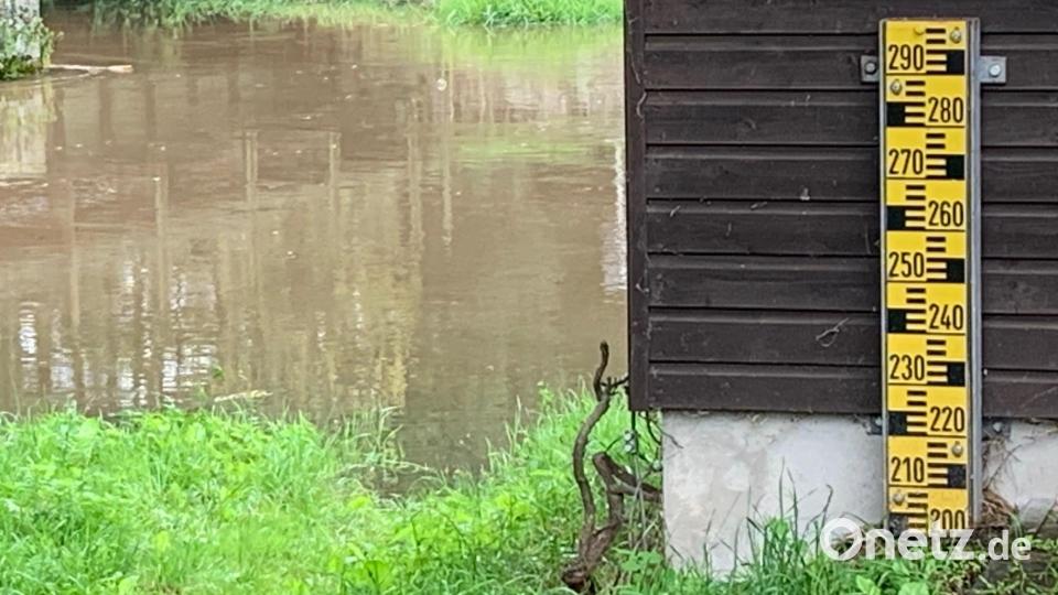 Diese Messlatte zeigt an: Es könnte noch viel schlimmer sein. Der viele Regen sorgte zu Wochenbeginn bei Pressath nur für leichte Überflutungen. Bild: Gabi Schönberger
