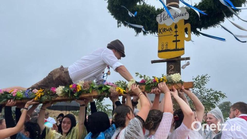Oberkriwabursch Jakob Walther kämpft sich zum Baum vor. Bild: lei