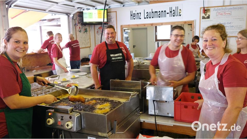 Sie sind die Garanten für beste Qualität und sensationellen Fischgenuss: Das Team um die Familie vom Fischerhof Schießl in Asbach mit den vielen Helfern der Feuerwehr Pretzabruck. Bild: mab