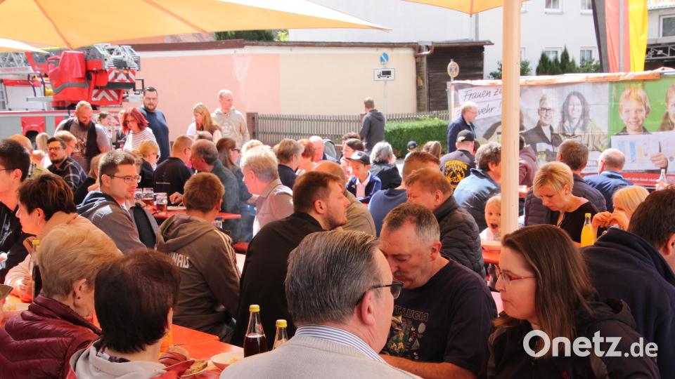 Allen Wetterprognosen zum Trotz zog die Feuerwehr Mitterteich ihr Sommerfest durch. Der Mut wurde honoriert: Schon mittags waren die Tischgarnituren gut belegt. Bild: kro