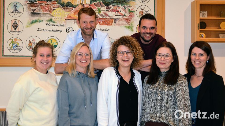 Der neue Vorstand des Theatervereins Ehenfeld (vorn, von links): Corinna Falk, Marina Basler, Meike Birner, Bettina Kummer und Simone Falk-Biller. Dahinter v. li. Christian Gnan und Thomas Kummer. Bild: fdl