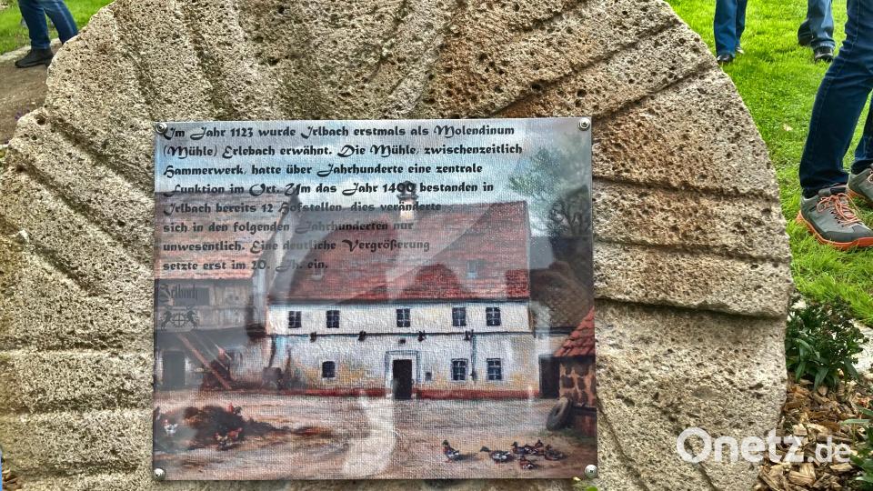 So sieht er aus, der neue Gedenkstein: Ein historisches Mühlrad und eine Gedenktafel, die die Irlbacher selbst entworfen haben. Bild: tat