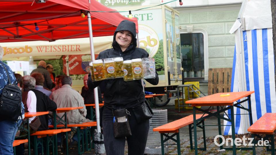 Wegen des Regens muss sich auch Julia Beugler beim Bedienen der Gäste entsprechend schützen. Bild: bey