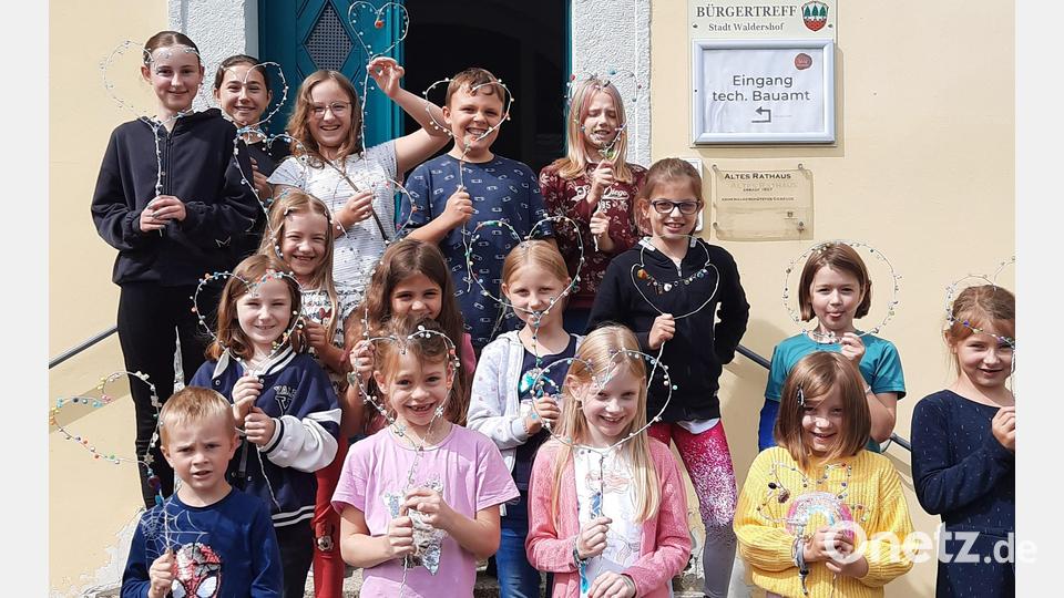 Die Kinder präsentierten ihr Gartenstecker. Bild: Doris Deubzer/exb
