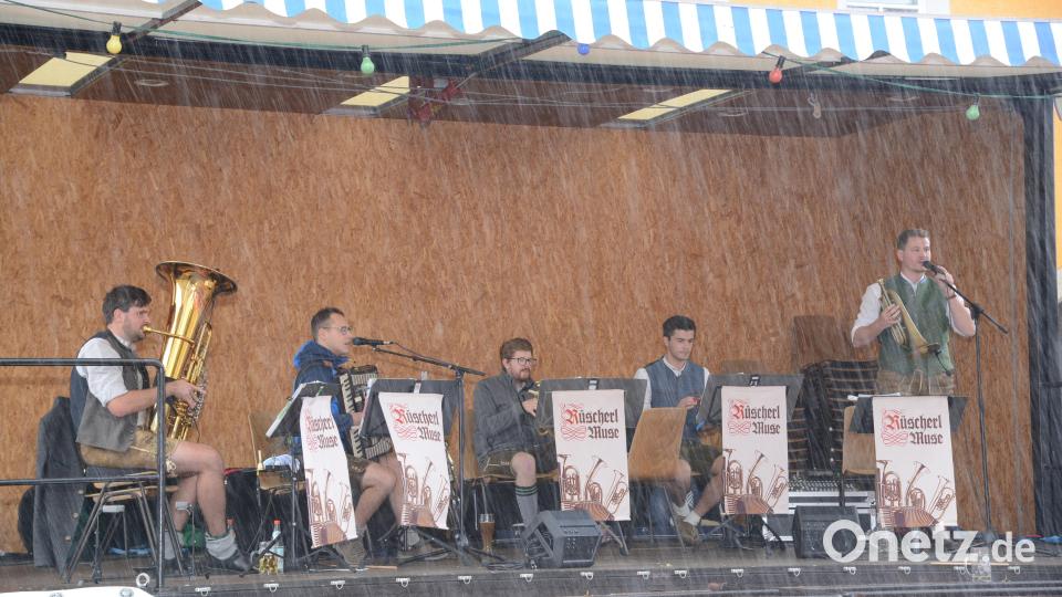 Die hellen Streifen wie sie oberhalb der &quot;Rüscherl Muse&quot; sichtbar sind, sind nicht auf das Objektiv der Kamera zurückzuführen, es ist der Regen. Bild: bey
