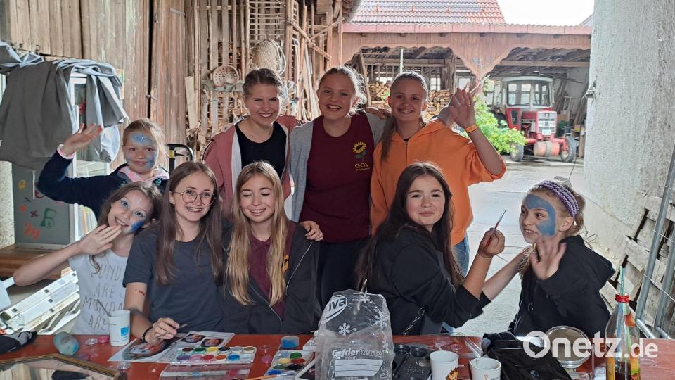 Kinderschminken: Die Mädchen verlegen ihr Atelier angesichts des Wetters in einen überdachten Raum Bild: amö