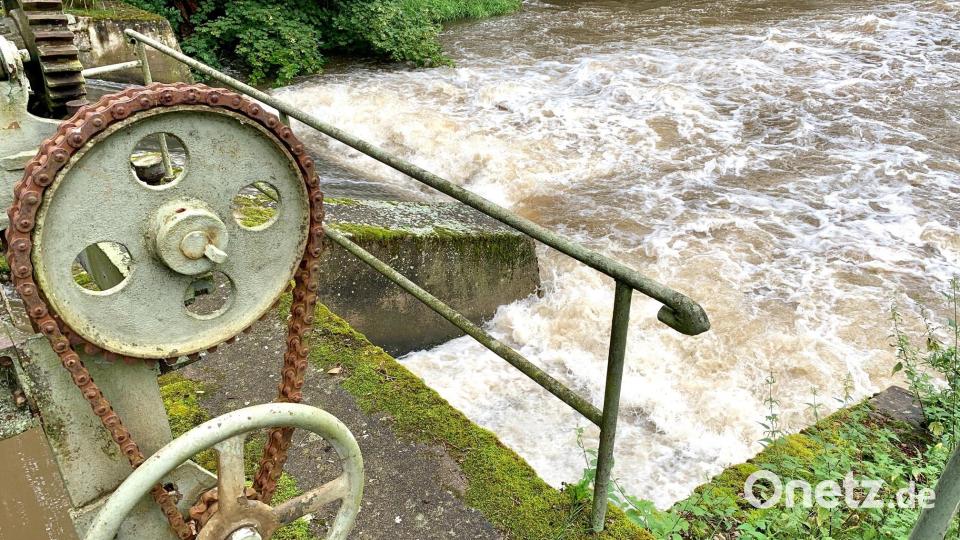 An der Kahrmühle rauschte das viele Wasser durchs Wehr. Bild: Gabi Schönberger