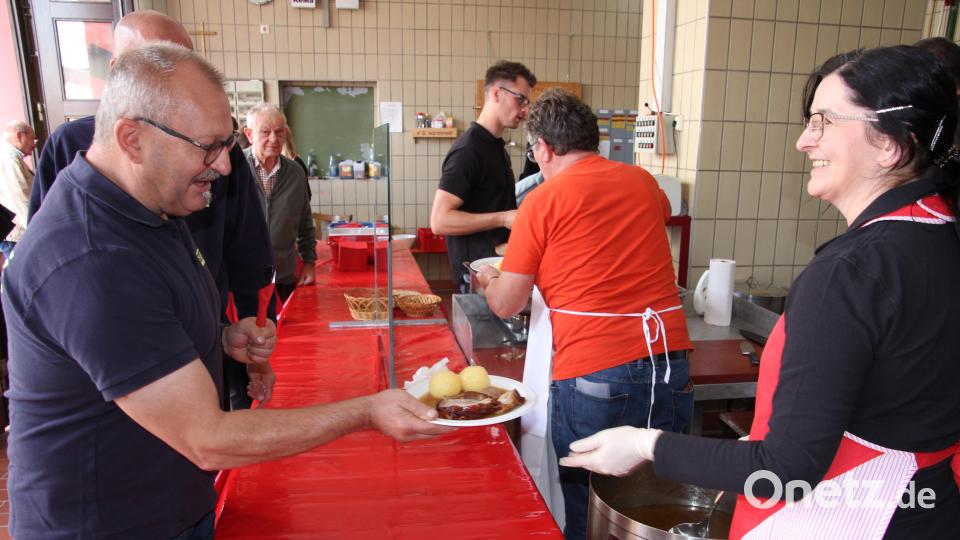 Für einen leckeren Schweinebraten mit Spotz&#039;n musste man sich anstellen beim Feuerwehr-Sommerfest in Mitterteich, so groß war der Zuspruch. Bild: kro