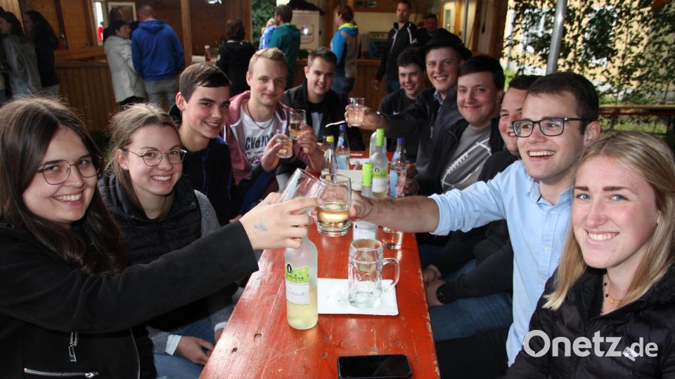 Am späten Nachmittag konnte man das Weinfest noch im Freien genießen. Später setzte der Regen ein. Die Gäste fanden Unterschlupf in den vier Zelten. Bild: kro