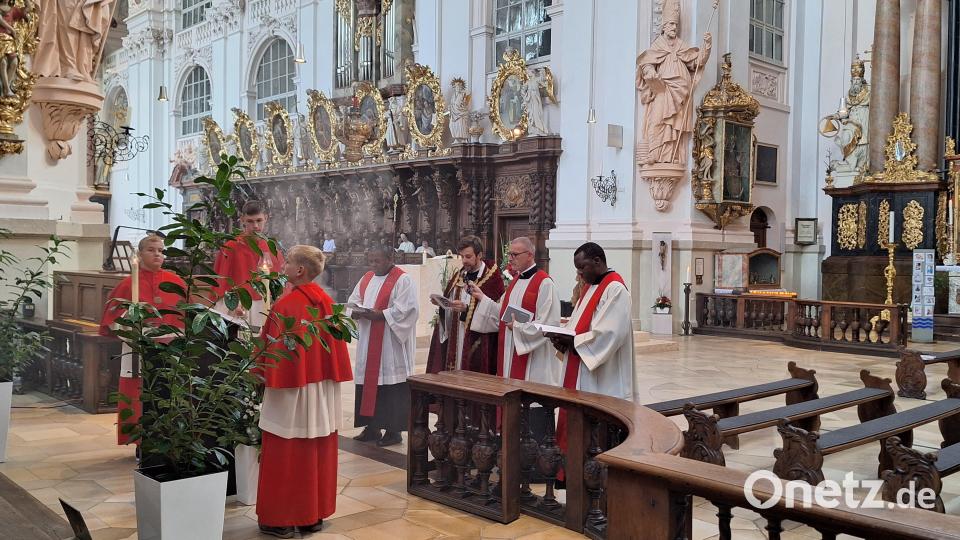 Bei der Reliquienandacht am Nachmittag sind die Heiligen Leiber in der Basilika besonders verehrt worden. Bild: Monika Demmer/exb