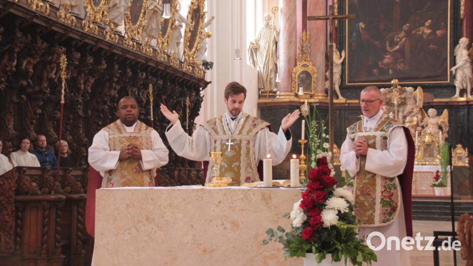 Traditionell am ersten August-Sonntag werden die Heiligen Leiber in der Basilika Waldsassen besonders verehrt. Hauptzelebrant und Prediger beim Festgottesdienst am Vormittag war Propst Bernhard Mayrhofer vom Augustiner-Chorherrenstift Vorau in der Steiermarkt (Mitte), am Altar zusammen mit Stadtpfarrer Dr. Thomas Vogl und Pfarrvikar Gerald. Bild: Monika Demmer/exb