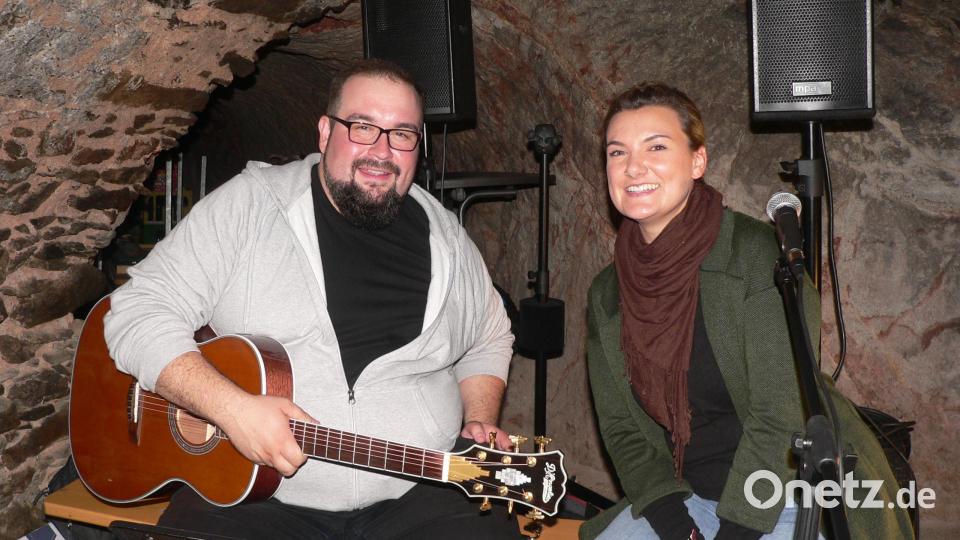 Marion Weißmeyer und Thorsten Horn unterhalten das Publikum beim Bierkellerkonzert mit Austro-Pop und anderen Hits. Bild: mh