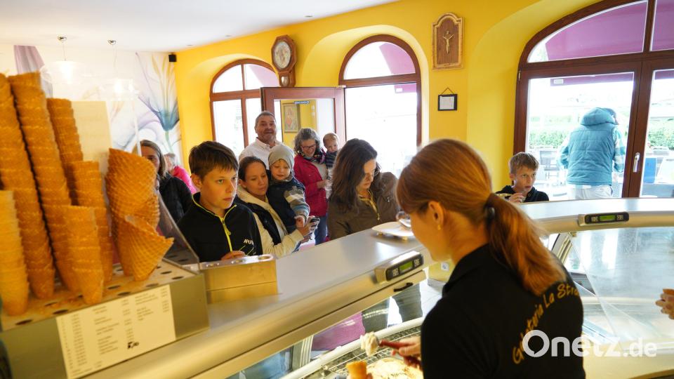 Oberpfalz-Medien verschenkte in der Eisdiele Gelateria La Strada in Tirschenreuth Eis an die Leser. Bild: kaz