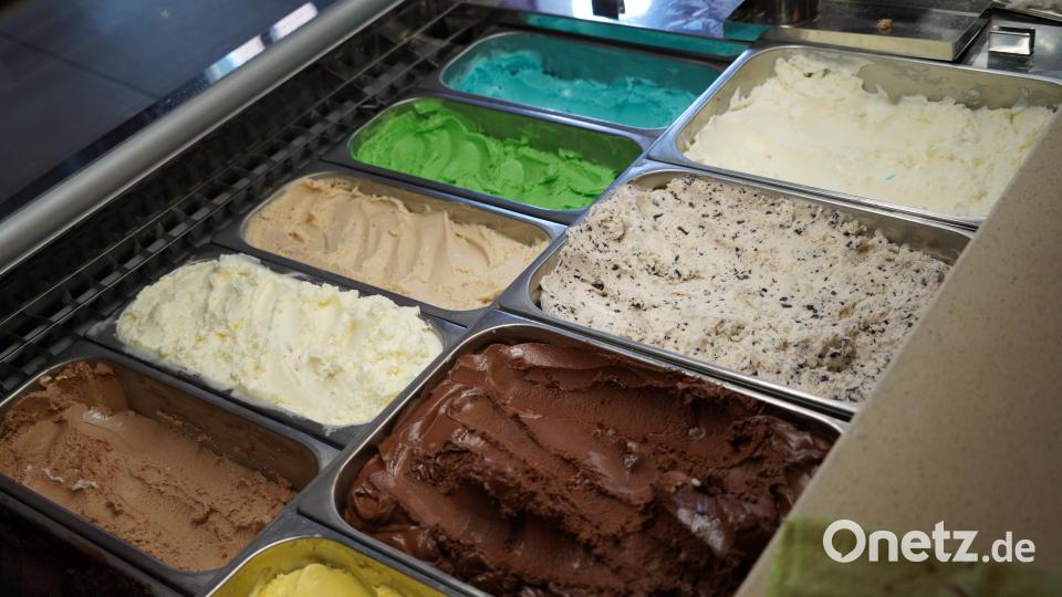 Oberpfalz-Medien verschenkte in der Eisdiele Gelateria La Strada in Tirschenreuth Eis an die Leser. Die Favoriten: Butterkeks, Snickers, Stracciatella, Haselnuss, Orio und Vanille. Bei den Kindern war das Sahneeis Engelblau sehr beliebt. Bild: kaz
