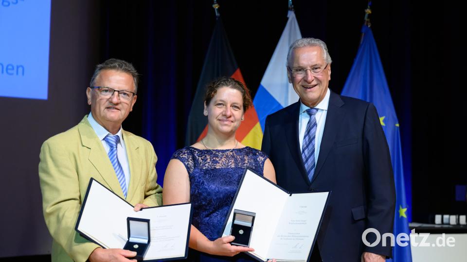 Anita und Wilfried Greger werden für ihr langjährige Engagement mit dem Ehrenzeichen des Bayerischen Ministerpräsidenten für Verdienste im Ehrenamt ausgezeichnet. Bild: Timm Schamberger
