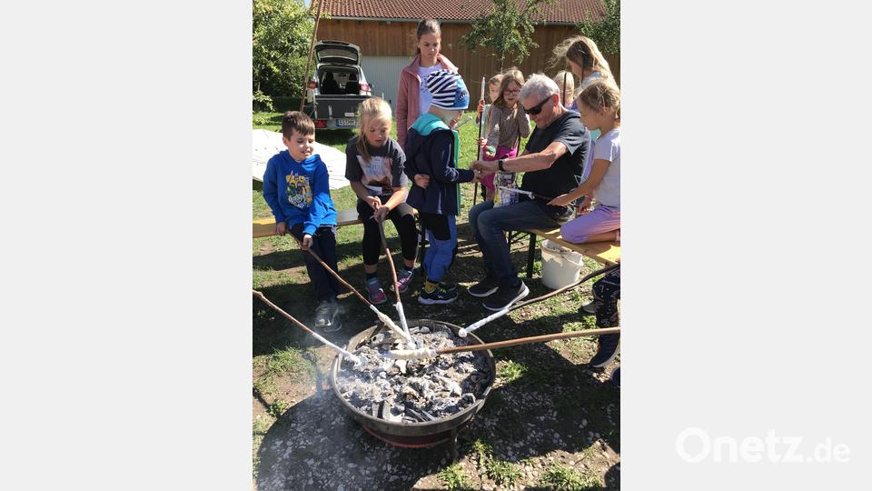 Alois Berger war der &quot;Herr des Feuers&quot; für Steckerlbrote und gegrillte Würstl oder Marshmellows. Bild: mma