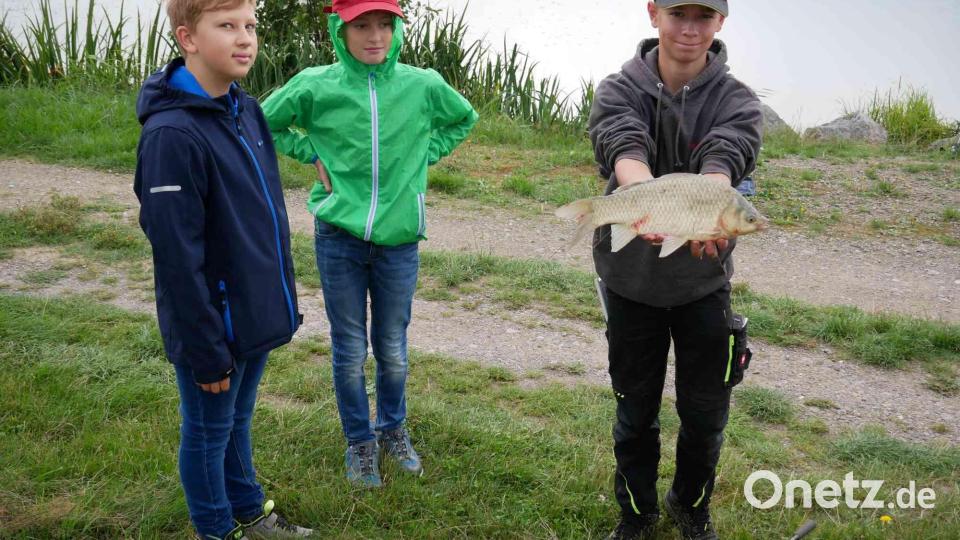 Wie erwartet hatte auch der 14-jährige Jungfischer Nico einen Fisch am Haken. Bild: gz