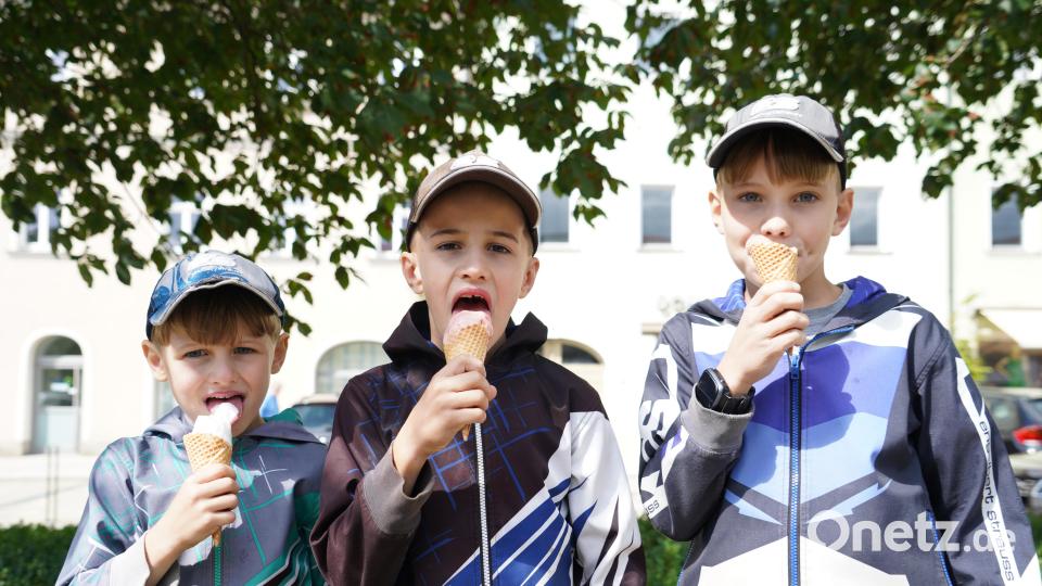 Alexander, Johannes und Frederik aus Schwarzenbach bei Bärnau lassen sich ihr Eis schmecken Bild: kaz