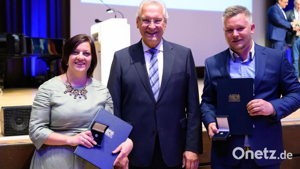 Katja Stessmann erhält für ihren Einsatz das Ehrenzeichen des Bayerischen Ministerpräsidenten für Verdienste im Ehrenamt. Bild: Timm Schamberger