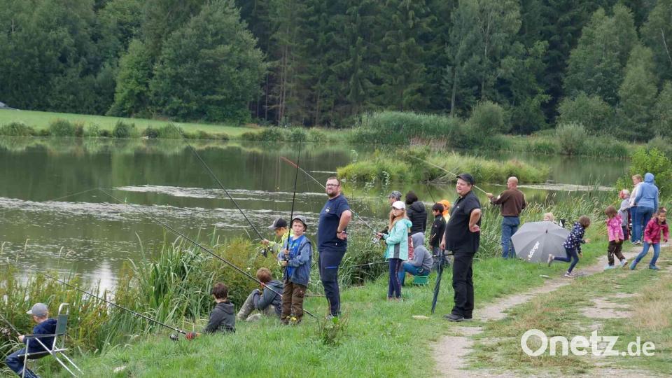 Die Mitglieder vom Fischereiverein und die Eltern hatten bei dem Andrang einiges zu tun. Bild: gz