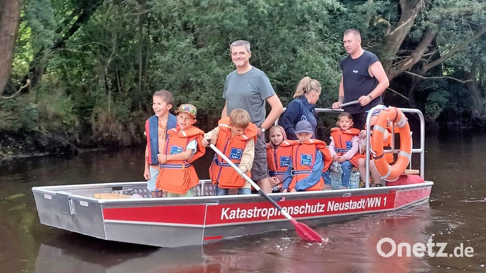 Mit voller Kraft voraus schipperten drei Boote von Oberwildenau zur Naabmühle unterhalb von Luhe, mit im Boot Vorsitzender Andreas Albrecht (Mitte). Bild: kki