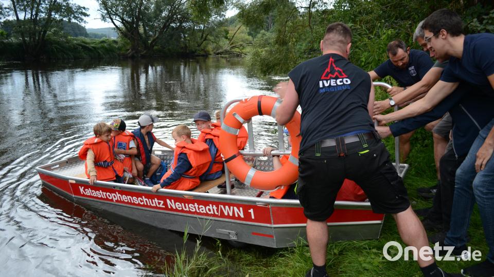 Mit vereinten Kräften wurden die Boote des Katastrophenschutzes Neustadt ins Wasser gelassen. Bild: kki
