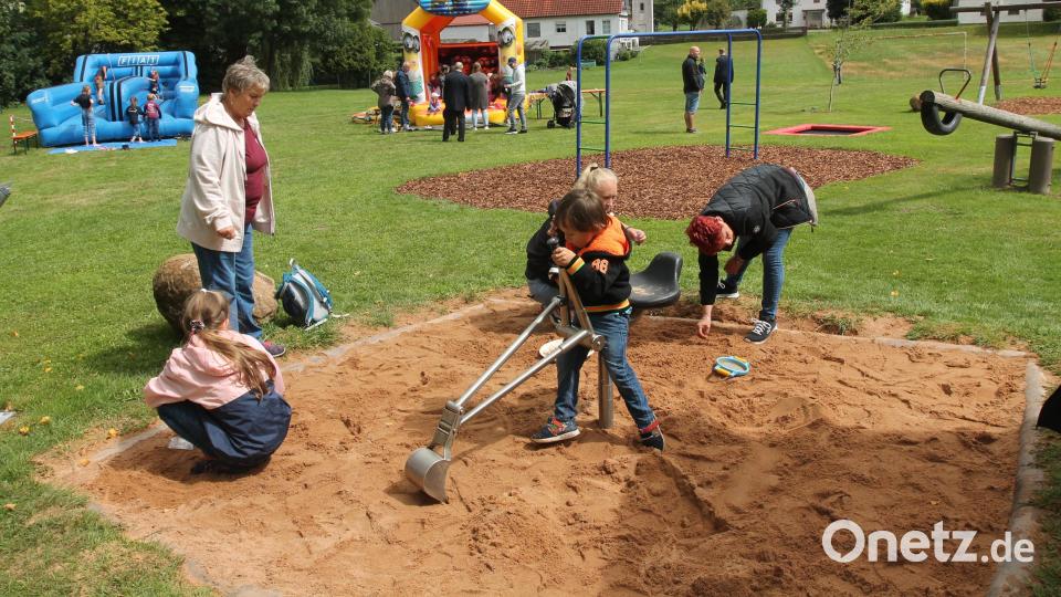 Die Kinder nutzen die vielen Spielgeräte und gehen mit Begeisterung ans Werk. Bild: pi