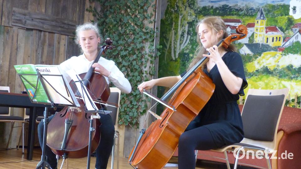 Jonathan Hoffmann und Katharina Graf überzeugen auf dem Cello mit Duetten von Friedrich August Kummer. Bild: kki