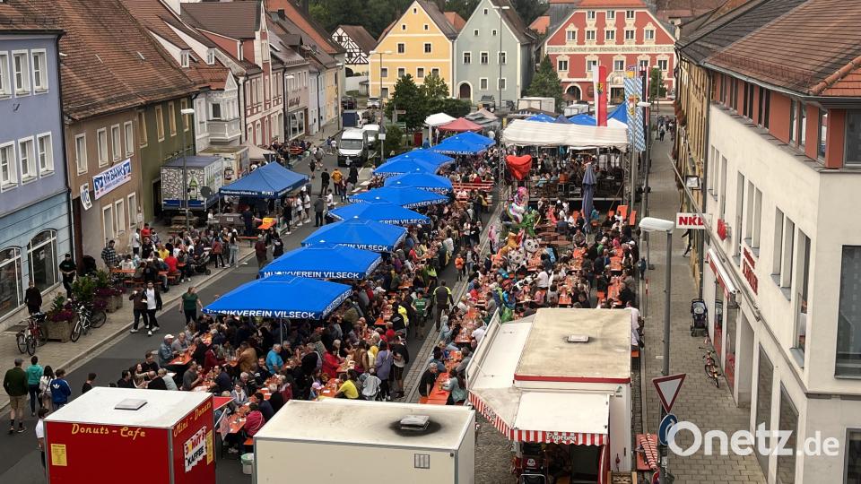 Beim Brunnenfest ist der Vilsecker Marktplatz am Samstagabend noch gut besetzt. Das Wetter spielt da noch mit und es kommen sogar ein paar Sonnenstrahlen durch. Bild: Stefanie Gradl