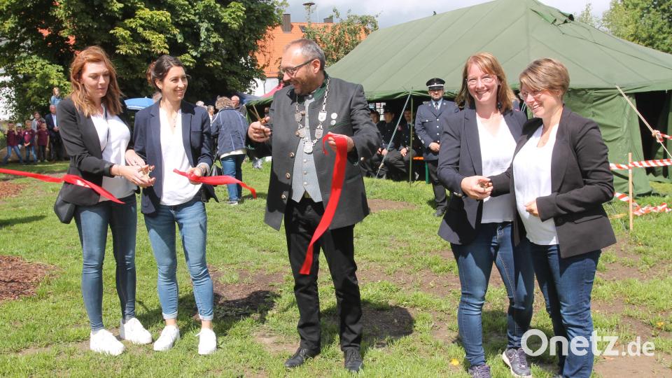 &quot;Der Bergmannsspielplatz ist eröffnet.&quot; Bürgermeister Markus Bauriedl strahlt mit Julia Selch, Vera Stahl, Marina Schmalnauer und Corinna Neuber (von links) fast um die Wette. Bild: pi