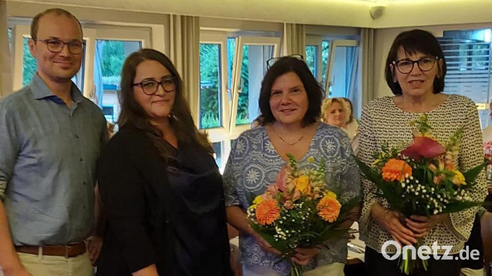 Caritas-Geschäftsführer Daniel Bronold und Nadine Brüderer, stellvertretende Pflegedienstleitung, danken Johanna Schüller und Christine Nanlohy (von links) für ihr Engagement. Bild: Michaela Ditz/exb