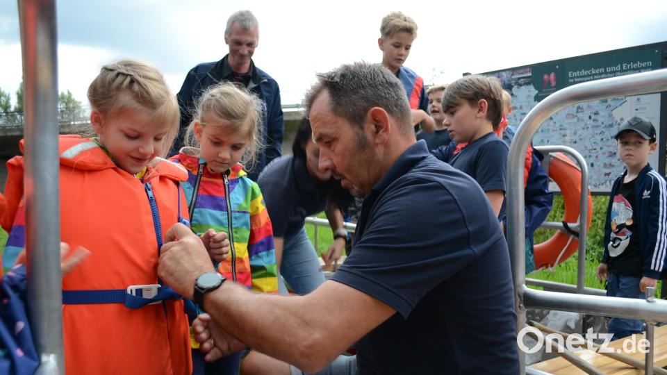 Die Betreuer, auch zweiter Vorsitzender Josef Meißner, packte mit an, um allen Kindern die Schwimmwesten anzulegen. Bild: kki