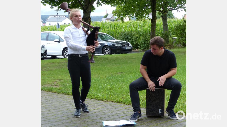 Auch laute Töne beherrschen die jungen Talente: Jonathan Hoffmann und Jakob Haas verlagerten das Dudelsackspiel aus Lautstärkegründen lieber ins Freie. Bild: kki