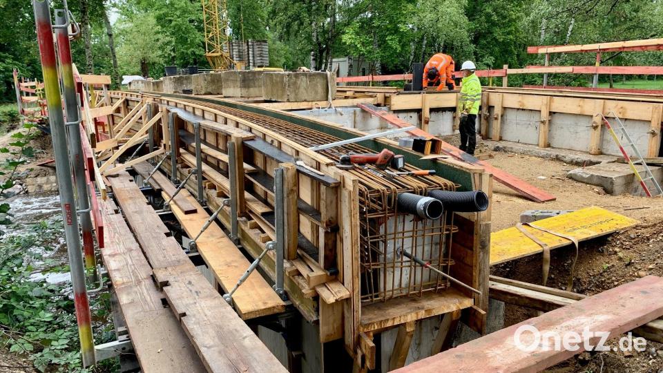 Bis September soll die Brückensanierung beim Stadtbad abgeschlossen sein. Bild: Gabi Schönberger
