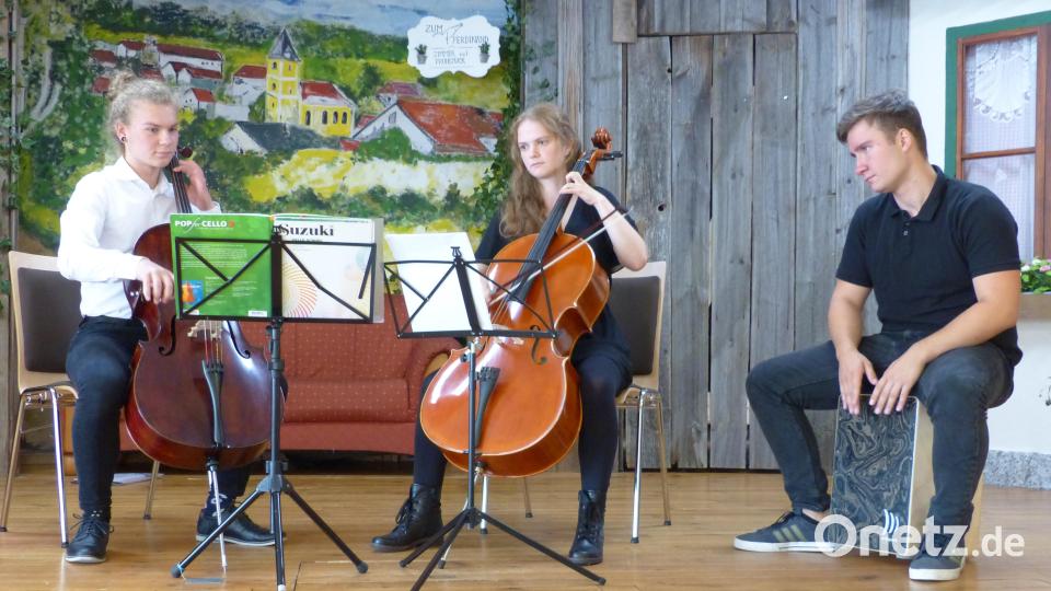 Zusammen mit Jakob Haas auf dem Cajon präsentierten die beiden Cellisten Jonathan Hoffmann und Katharina Graf &quot;Pop for Cello&quot;. Bild: kki