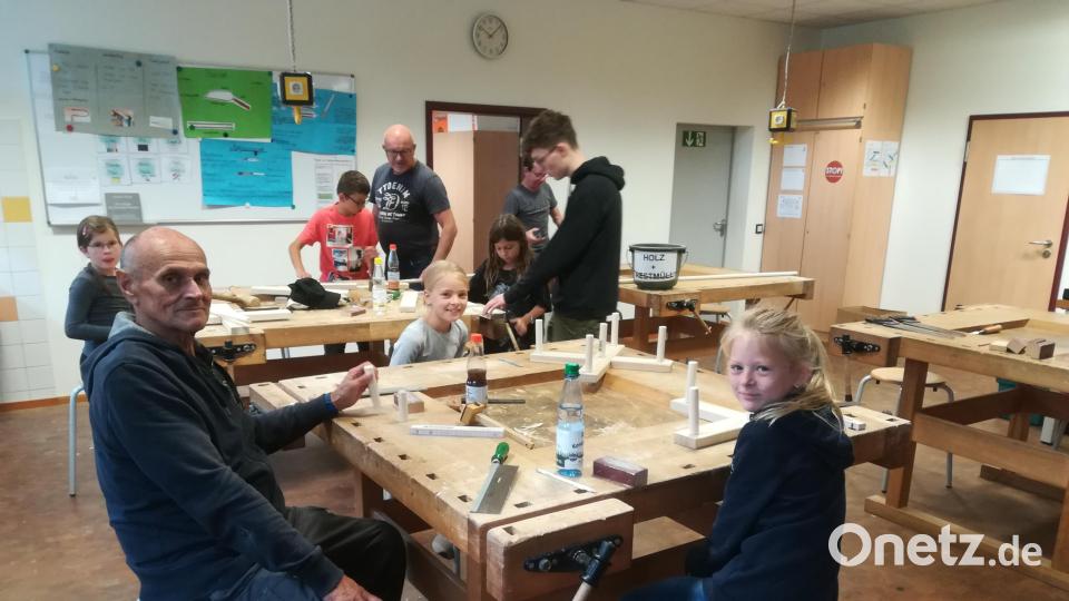 Im Werkraum der Mittelschule Waldsassen waren die Kinder mit großem Eifer bei der Sache. Bild: Johann Wurm/exb