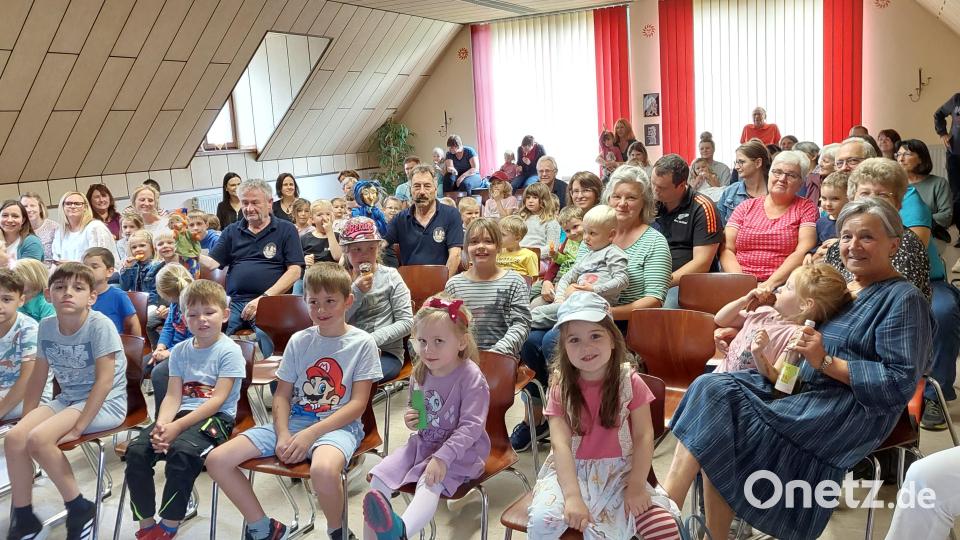 Hermann Papacek hat keine Berührungsängste und wagt sich bei zum Abschluss der &quot;Lichtblicke&quot;-Tournee auch ins Publikum. Bild: sne