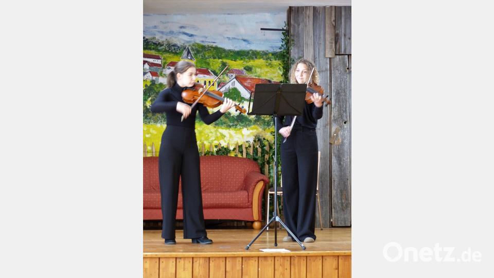 Die beiden sehr jungen Bratschistinnen Paula Elsner und Clara Hoffmann zeigen ihr großes Talent mit den Duetten von Luciano Berio. Bild: kki