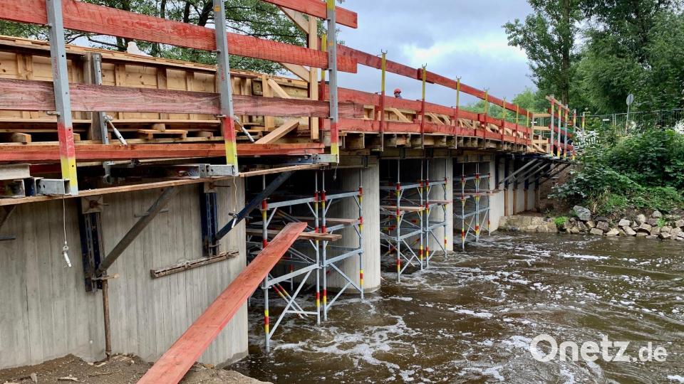 Das Tragwerk der Brücke beim Stadtbad wurde verstärkt. Im September soll das Wehr wieder eingebaut werden. Bild: Gabi Schönberger